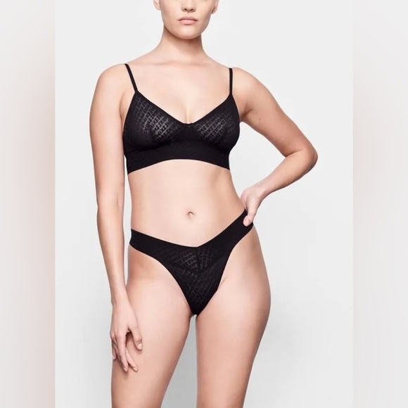SKIMS| Lace Logo Pullover Bralette - Picture 1 of 4
